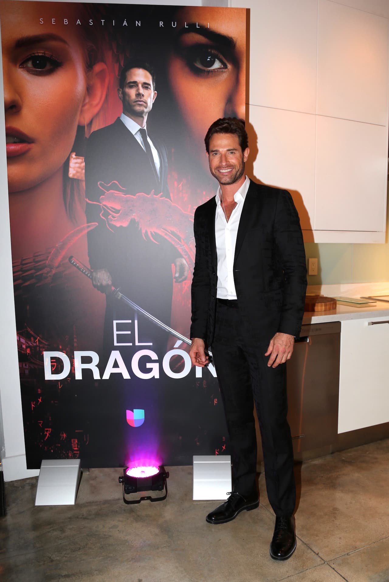 <b><a href="https://www.univision.com/temas/sebastian-rulli" target="_blank">Sebastián Rulli</a></b>, de 44 años, estelariza la serie 
<b><a href="https://www.univision.com/shows/el-dragon/sebastian-rulli-es-miguel-garza-el-protagonista-de-el-dragon-video" target="_blank">El Dragón</a></b> que Univision estrenó este lunes.