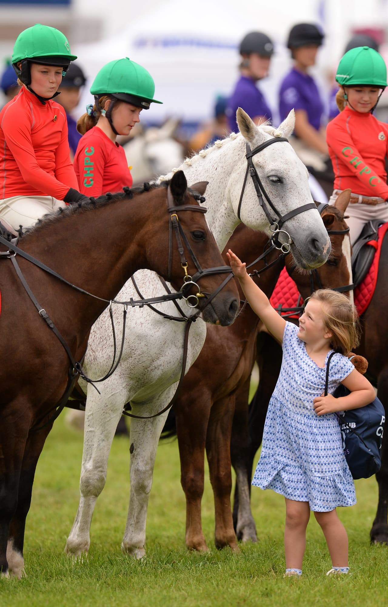El padre de Mia, Mike Tindall, ha confesado que le gustaría que su hija intentara jugar al rugby, pues considera que tiene una gran conciencia de su cuerpo, además de habilidades atléticas y una buena coordinación entre su mano y su mirada.