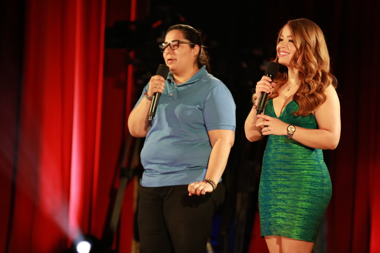 <a href="http://www.univision.com/shows/la-reina-de-la-cancion/al-chile-y-sin-editar-dos-voces-unicas-en-dos-mujeres-muy-diferentes-video">Con voces y personalidades muy diferentes.</a>