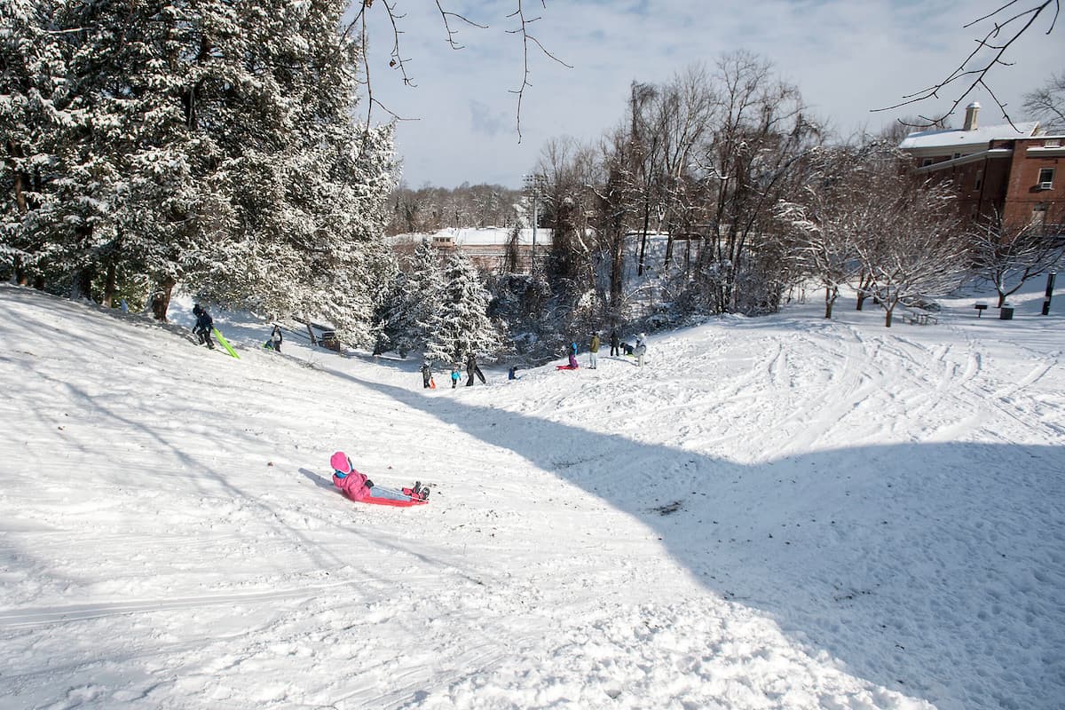 En Lynchburg, Virginia, también aprovechan para divertirse con la nieve