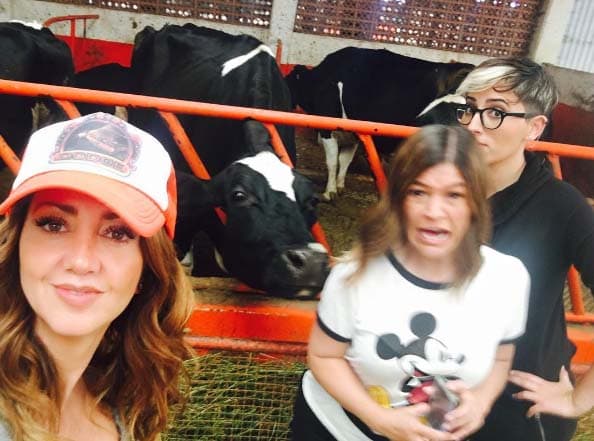 Mientras Andrea y Maca posaban con las vacas, Martha se pegó un gran susto.