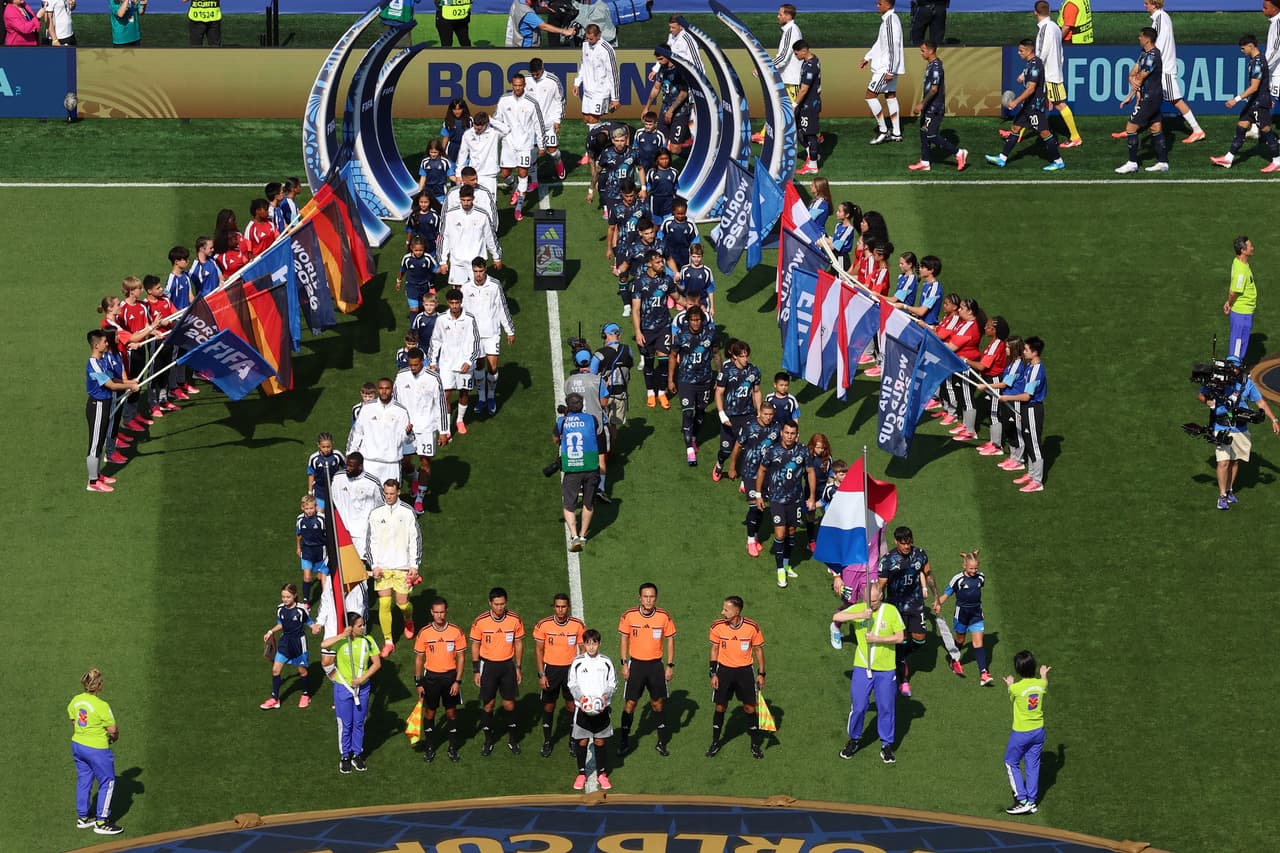 Los jugadores de Alemania y Paraguay saltan al campo antes del partido de dieciseisavos de final de la Copa del Mundo entre Alemania y Paraguay en Foxborough, Massachusetts, cerca de Boston, el lunes 29 de junio de 2026.