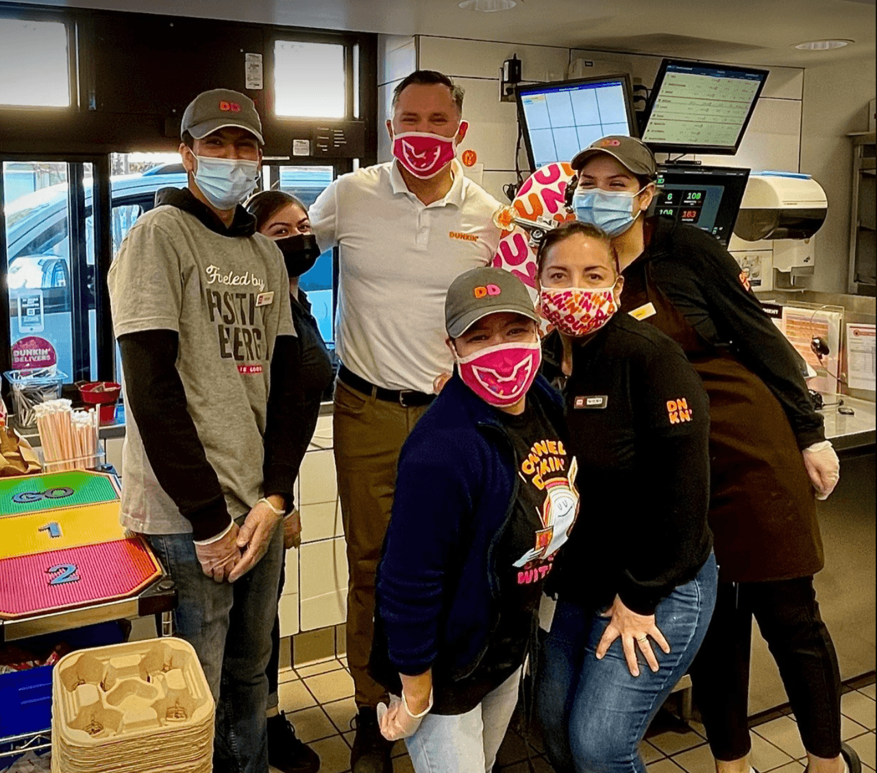 Walker, a quien comenzaron a llamar “abuelito”, le preguntó a Cobo cómo la crisis estaba afectado su negocio. El le explicó que no quería dejar ir a ninguno de 14 sus empleados, pero que
<b> tendría que reducirles las horas. </b>
<br>