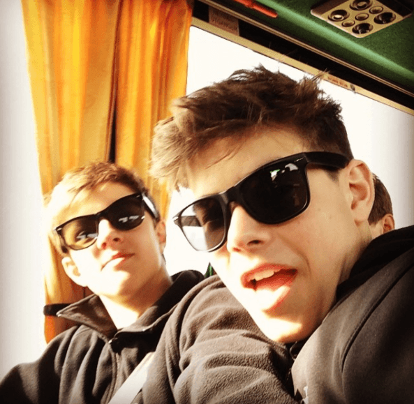 También asistió a la escuela de coro de la Catedral de Westminster en el prestigioso Centro Eton, de donde se graduó en este verano de 2017.