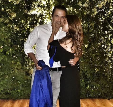 Antes de conocer a Claudia, Billy tenía fama de fiestero, cosa que cambió cuando la conoció y decidió que ella sería la mujer de su vida: "Hablamos de lo que era el amor y fue el momento en el que me di cuenta de que quería ser ese hombre que le podía dar el mundo, quería amarla y ser el más amado; después, nos fuimos casi en vivo a un parque de diversiones y, lo demás, es historia".