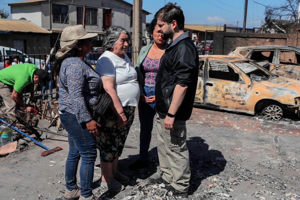 El mandatario suspendió todas sus actividades para visitar la zona y decretó el estado de emergencia por catástrofe en el lugar, lo que permite movilizar todos los recursos para ayudar al combate del fuego y atender a los cientos de damnificados.