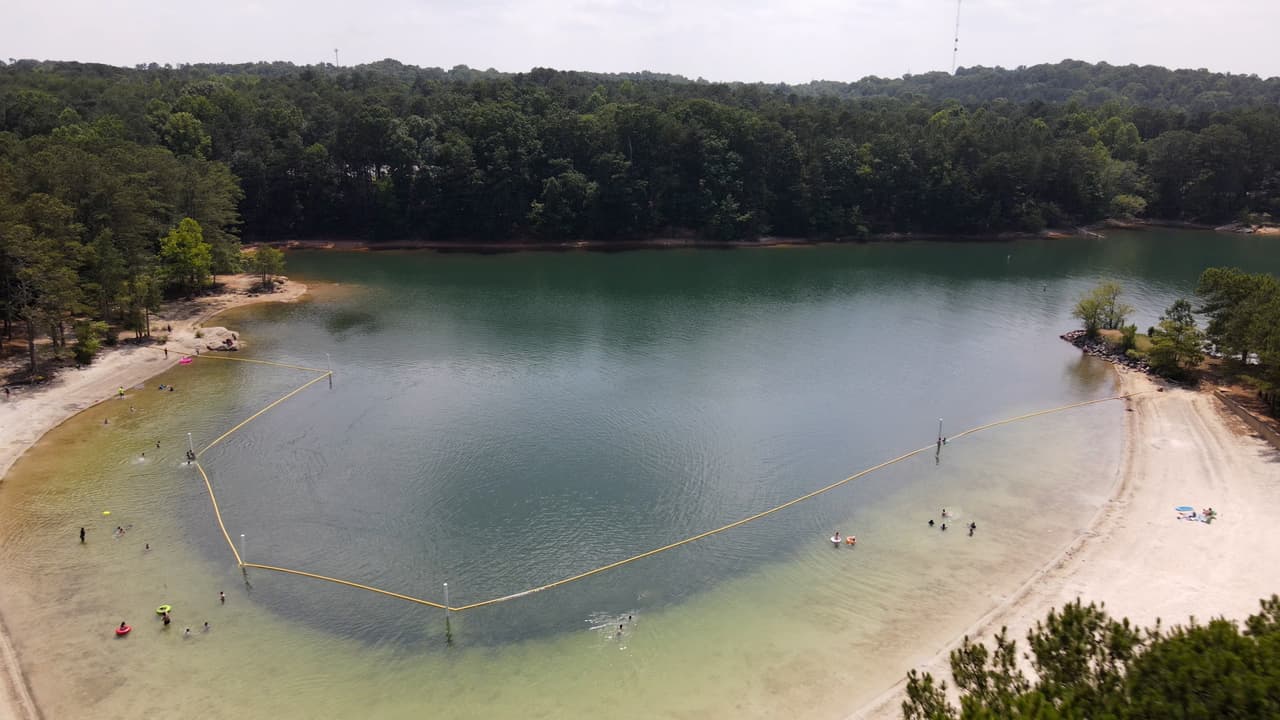 En el parque encontrarás Buford Dam Beach.