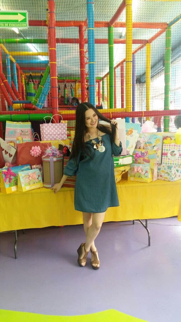 Cuando tenía dos años su familia regresó a México, estableciéndose en la ciudad de Torreón, Coahuila.