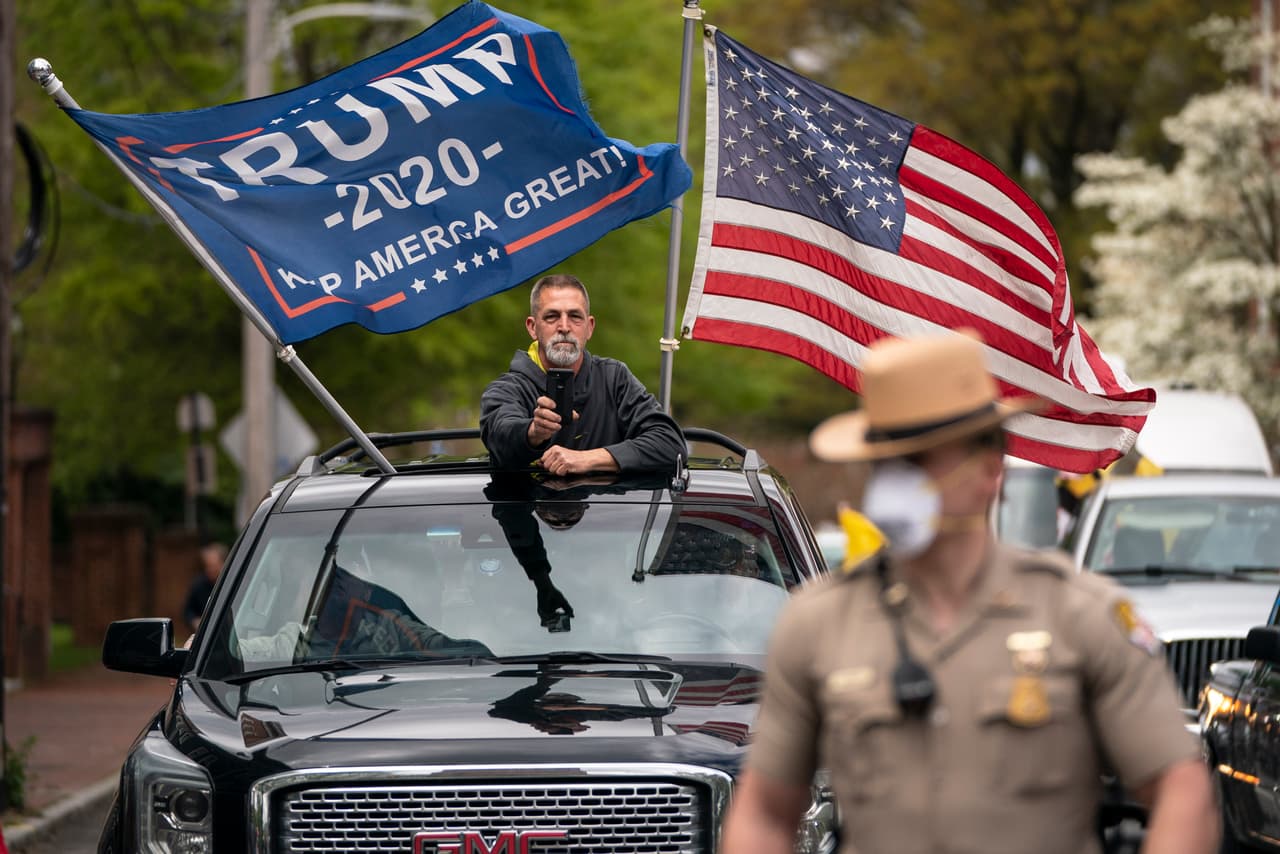 También en Annapolis algunos se manifestaron con banderas a favor de la reelección de Trump, en una postal que parece más un mitin político que una protesta para pedir la 'reapertura' del estado.