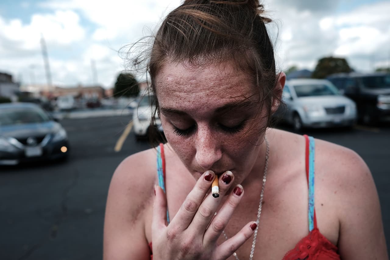 Purity, adicta a la 
<a href="http://www.univision.com/noticias/drogas-y-adicciones/la-onu-alerta-sobre-el-incremento-de-sobredosis-por-heroina-y-otros-opioides-en-eeuu">heroína</a>, busca apoyo para dejar la droga, y por eso asiste a una manifestación en las calles de Norwalk contra la epidemia que, en Ohio, ocasionó la muerte de casi 4,150 personas en 2016, 36% más que el año anterior. 
<b>Es el <a href="http://www.univision.com/noticias/drogas-y-adicciones/en-fotos-ohio-el-desolador-reflejo-de-la-epidemia-de-los-opioides-fotos">estado con más muertes por sobredosis</a> en EEUU</b>.
<br>