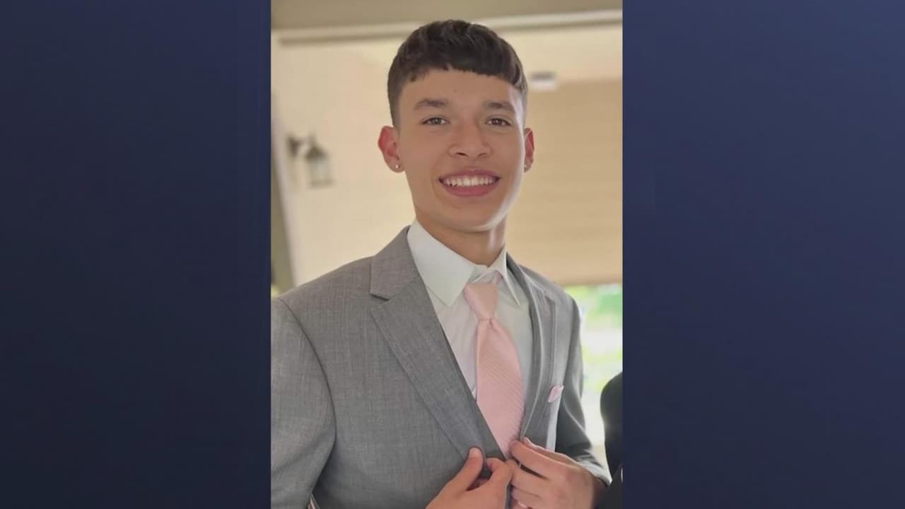 Las autoridades revisaron la casa del sospechoso y hallaron un
<b> "cuchillo plegable cubierto de lo que sospechaban era sangre"</b>, según documentos de corte.