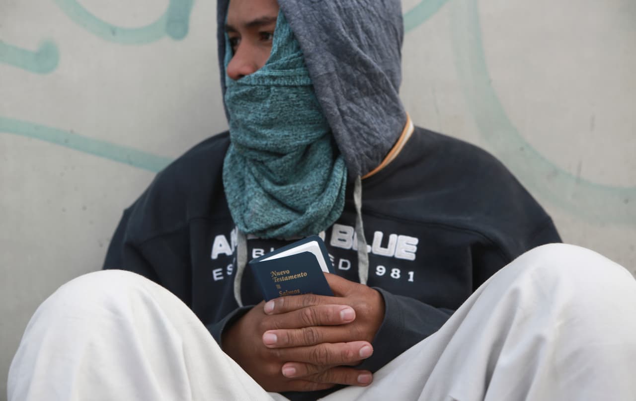 Un migrante venezolano sostiene una Biblia mientras reza tras ser expulsado por Estados Unidos a Ciudad Juárez. 
<br>
<br>Según La Verdad de Juárez, la oficina local del Instituto Nacional de Migración ha otorgado 13 tarjetas por razones humanitarias a migrantes venezolanos en este punto. Ella les permite permanecer en el país por 15 días (30 días en el caso de las familias), mientras deciden si solicitar algún beneficio migratorio en México o volver a su país.