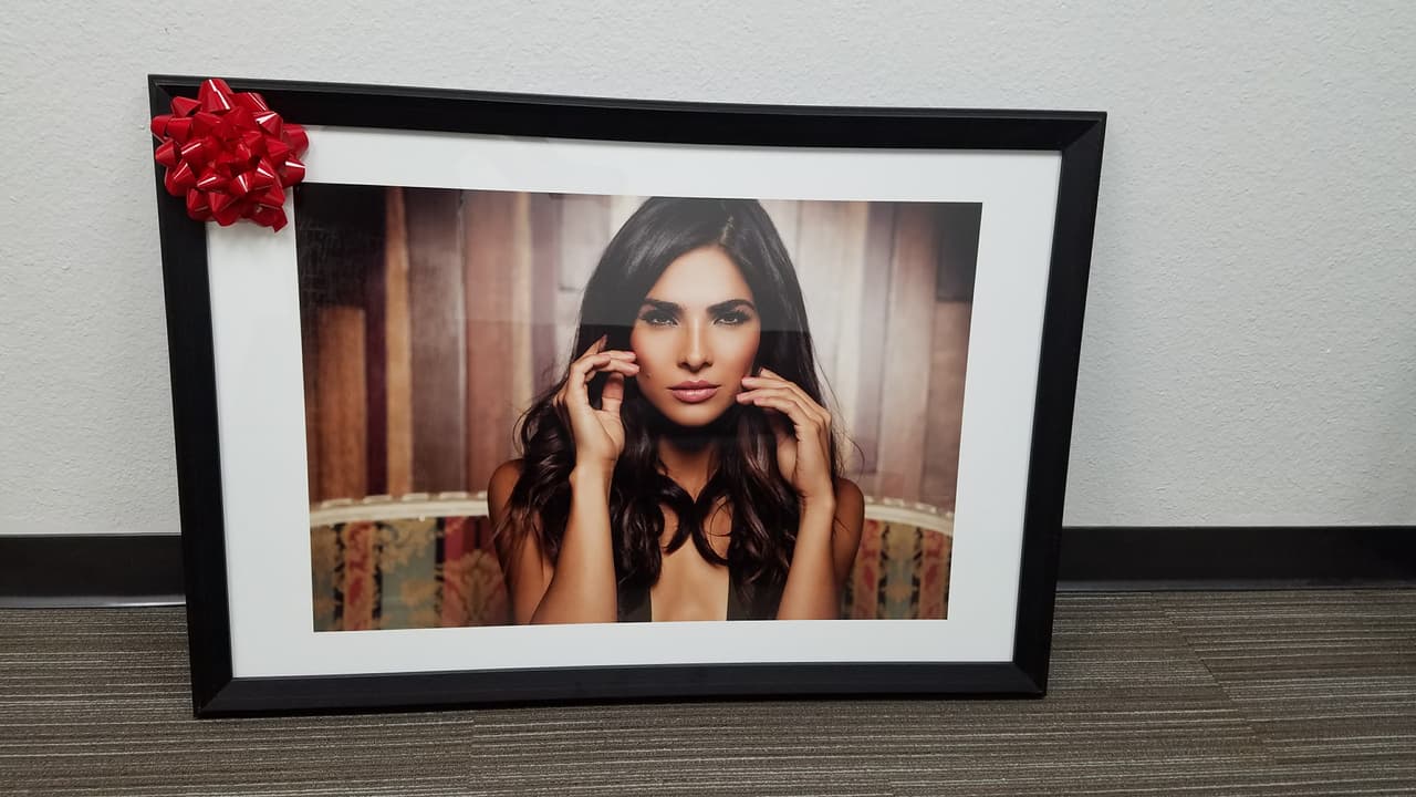 <b><a href="http://www.univision.com/shows/la-reina-de-la-cancion/las-mejores-fotos-de-los-looks-de-alejandra-espinoza-en-la-reina-de-la-cancion-fotos" target="_blank">Alejandra </a></b>llegó con 
<b><a href="http://www.univision.com/shows/la-reina-de-la-cancion/lo-sentimos-alejandra-matteo-y-su-papi-son-dos-gotas-de-agua-fotos" target="_blank">Matteo</a></b> a su primera sesión de fotos desde que vive en Los Ángeles y busca abrirse camino en la actuación. Desde lo natural hasta lo glamoroso, Alejandra jugó con varios estilos para abarcar todo tipo de personajes y llamar la atención de los productores. 
<b><a href="http://www.univision.com/shows/la-reina-de-la-cancion/capitulo-4-alejandra-la-de-tijuana-en-la-los-americanos-la-prefieren-al-natural-para-ellos-mas-es-menos-video" target="_blank">MIRA EL VIDEO</a></b>.