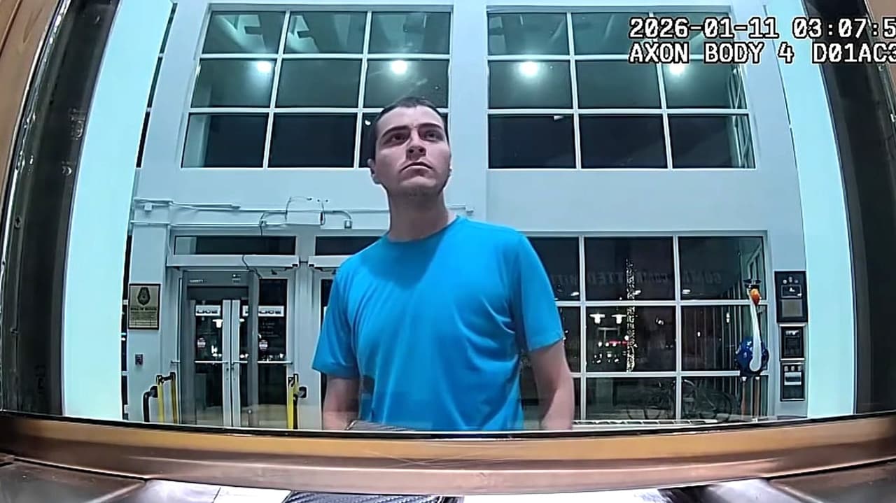 Hombre de 21 años se entrega a la policía y confiesa apuñalamiento y posesión de pornografía infantil