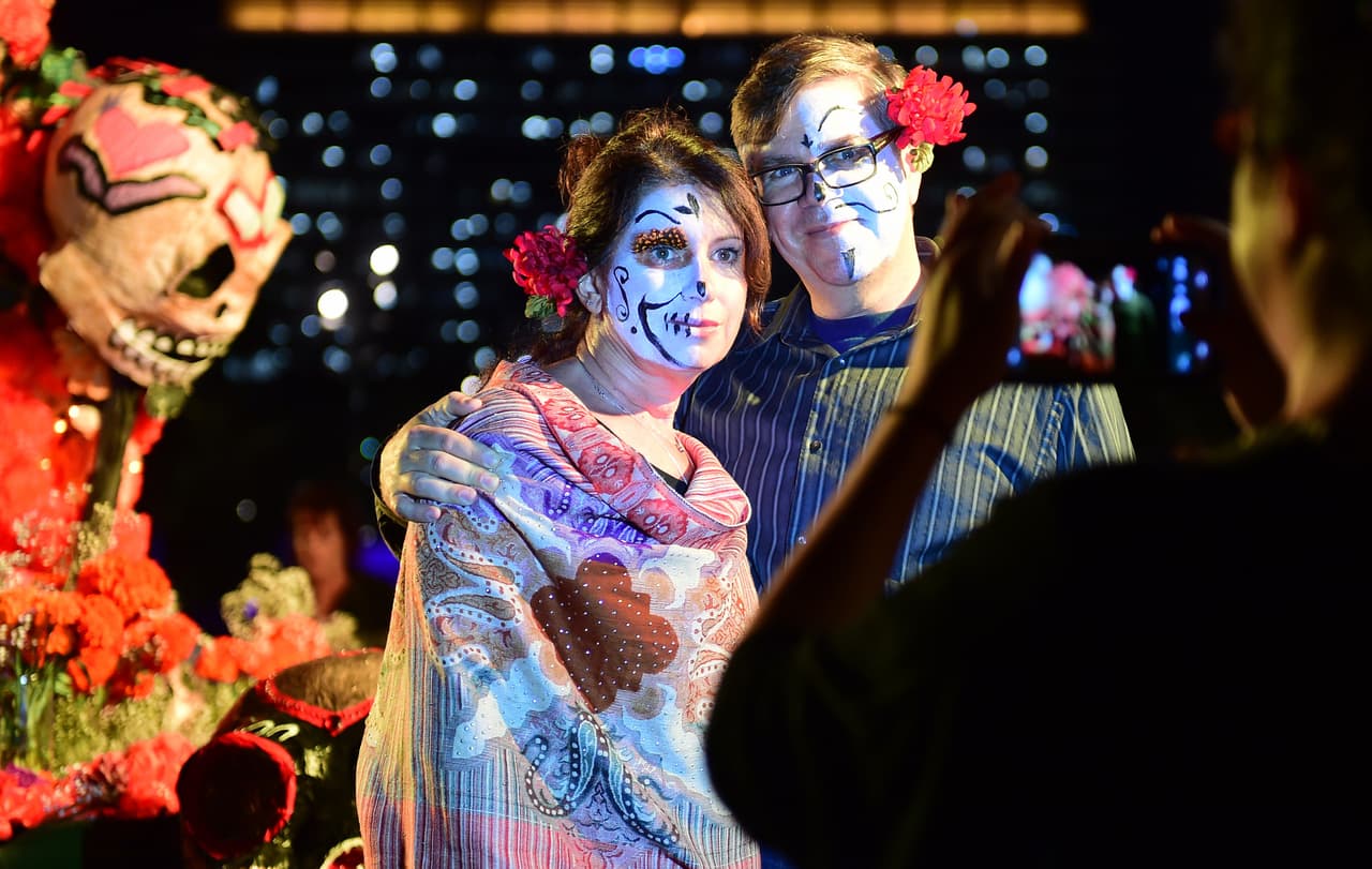 <b><a href="https://raleighnc.gov/news/2021-10-20-celebrate-day-dead-city-raleigh-museum " target="_blank">5th Annual Day of the Dead (Dia De Los Muertos) Altar (5 de noviembre)</a>: </b>Esta celebración anual del Día de Muertos en Raleigh está dedicada a las mujeres y a las personas que hemos perdido a causa de la pandemia. La artista plástica Lety Álvarez, junto a sus amigos, creará un altar de homenaje en honor a “las amigas”.