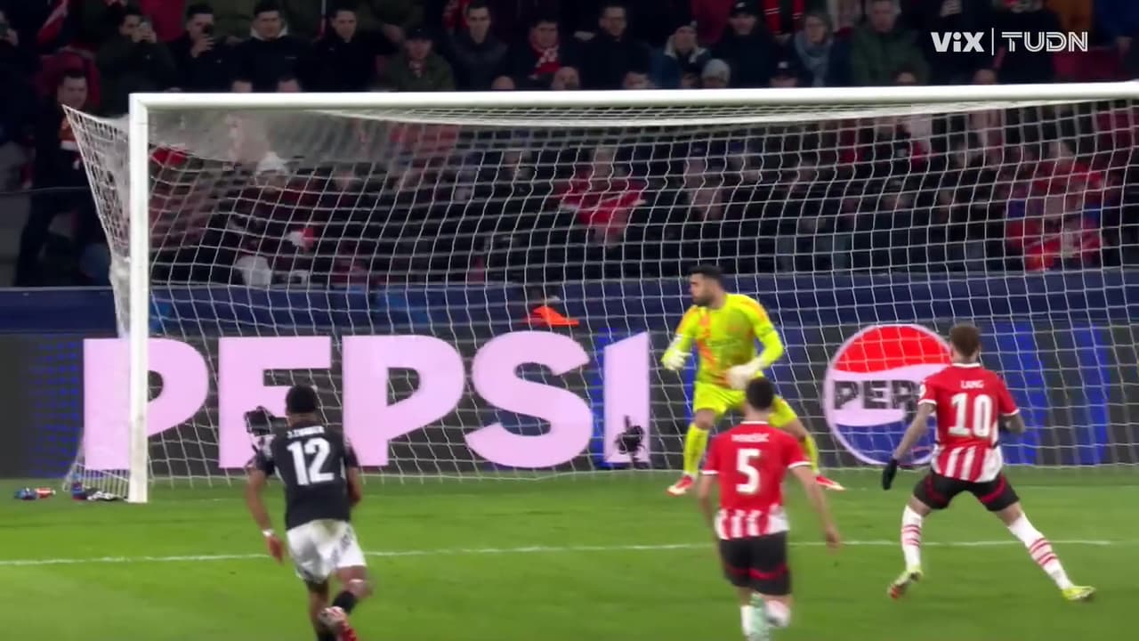 ¡PSV reacciona! Penal que ejecuta Lang a la perfección para el gol del PSV