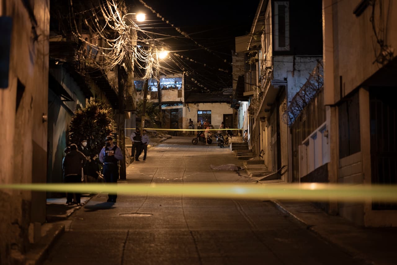 Escenario luego de una calle de Tegucigalpa, la capital de Honduras. El país comienza un proceso electol con altos índices de violencia. Existe un promedio diario de entre 10 y 11 asesinatos en un país de aproximadamente 10 millones de habitantes, y 20 candidatos a diversos cargos han sido asesinados ya en este proceso electoral de 2021, cifra que duplica los números registrados en las elecciones de 2017.