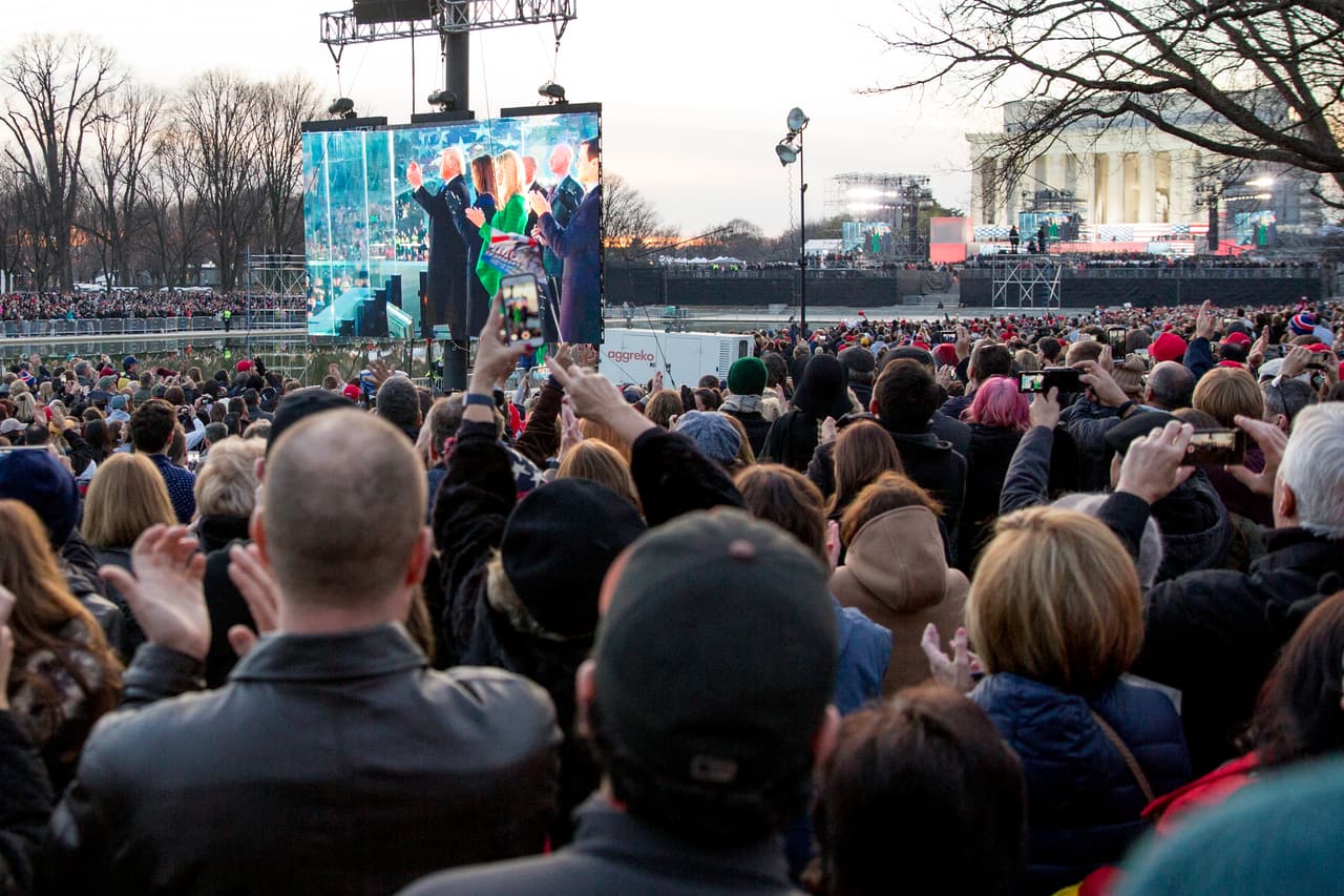 Imagen del público que siguió el concierto a través de pantallas gigantes.