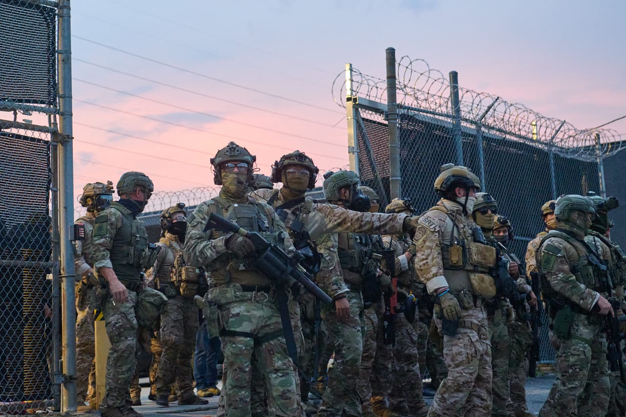 En las últimas semanas, se ha registrado la llegada de agentes federales a Chicago, quienes han implementado una campaña de control migratorio a gran escala denominada
<b> “Operación Midway Blitz”</b>, con operativos y redadas en diferentes puntos de la ciudad, incluso en el 
<b><a href="https://www.univision.com/local/chicago-wgbo/lo-que-se-sabe-del-operativo-de-la-patrulla-fronteriza-en-el-centro-de-chicago" target="_blank">centro de Chicago</a></b> hace apenas unos días.