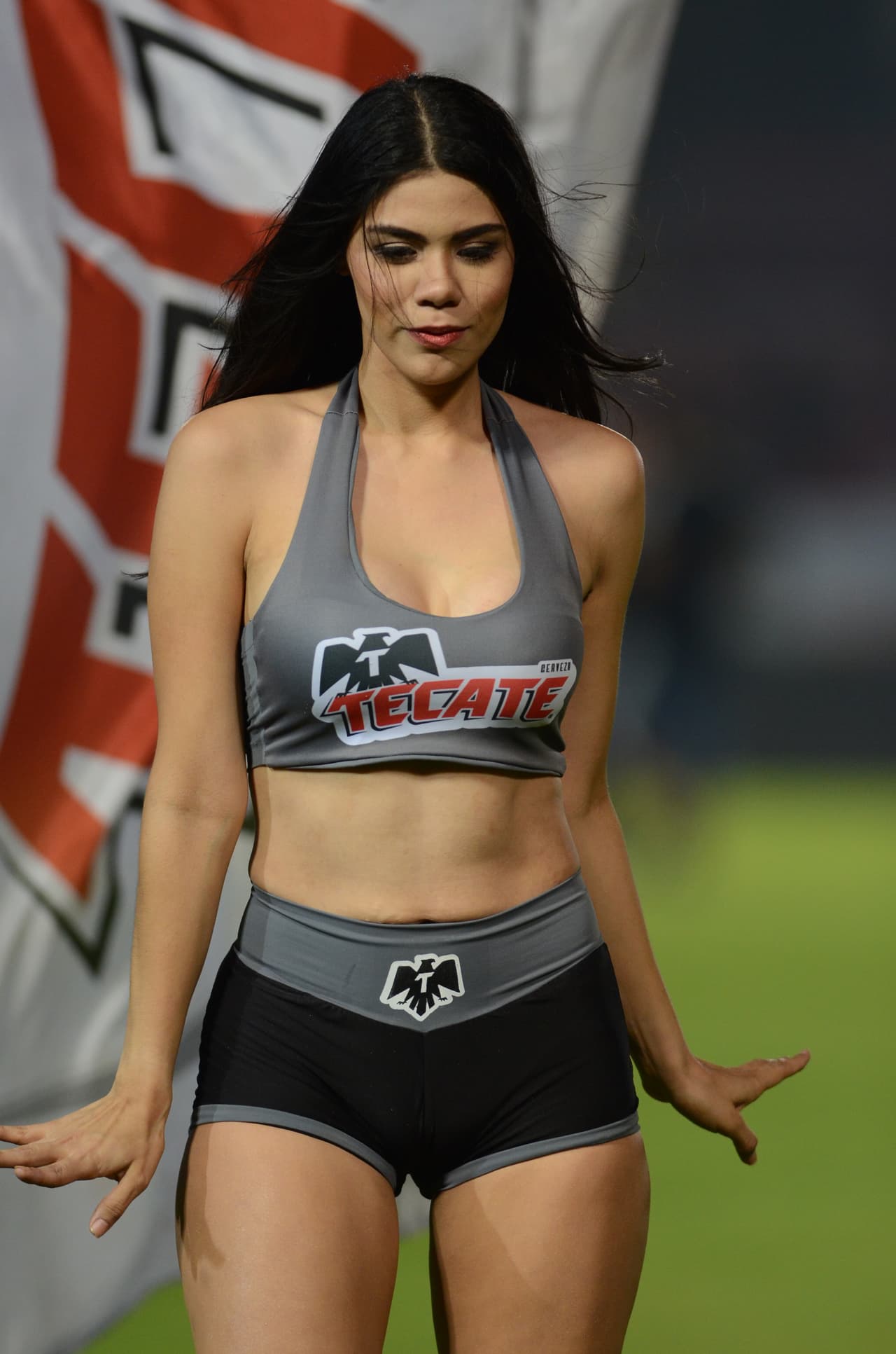 El duelo entre Tiburones y Gallos se vio engalanado por la hermosura de sus mujeres que levantaron suspiros en el Luis 'Pirata' Fuente.