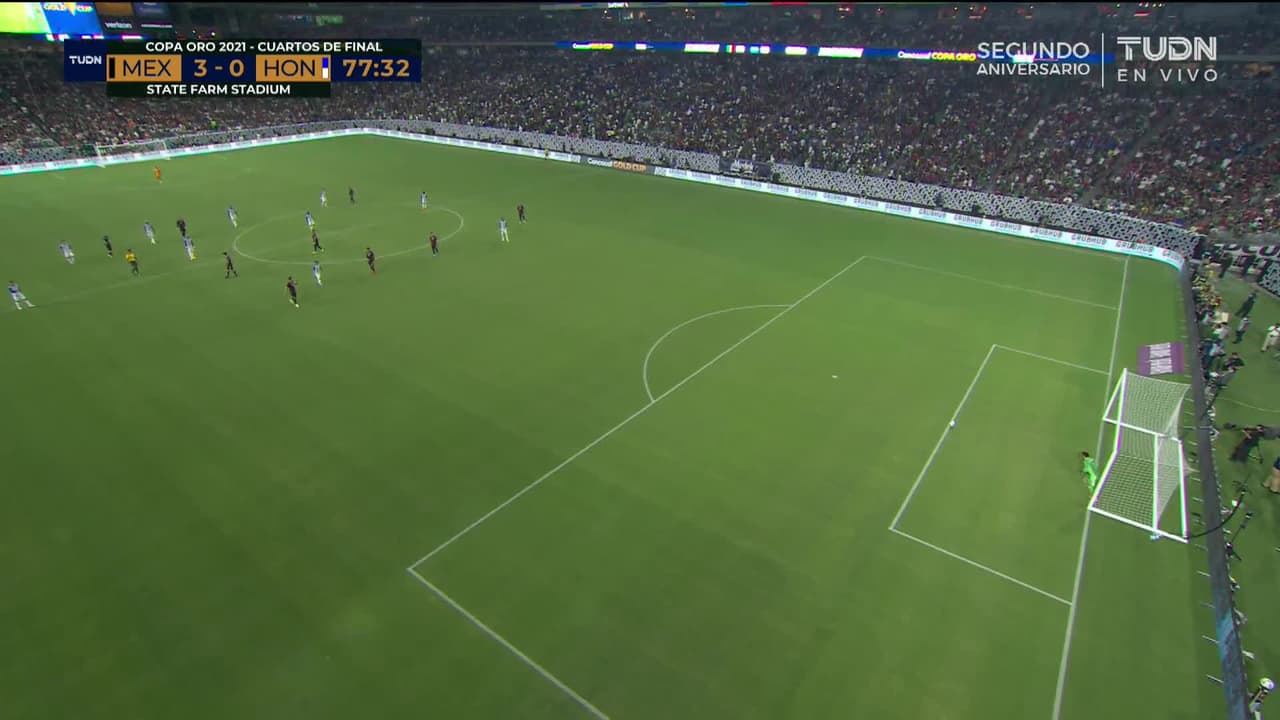 ¡CERCA! Maynor Figueroa disparó que se estrella en el poste.