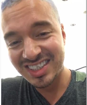 En febrero de 2016, el rapero colombiano tuvo un pequeño accidente, que lo dejó sin un pedazo de su diente.