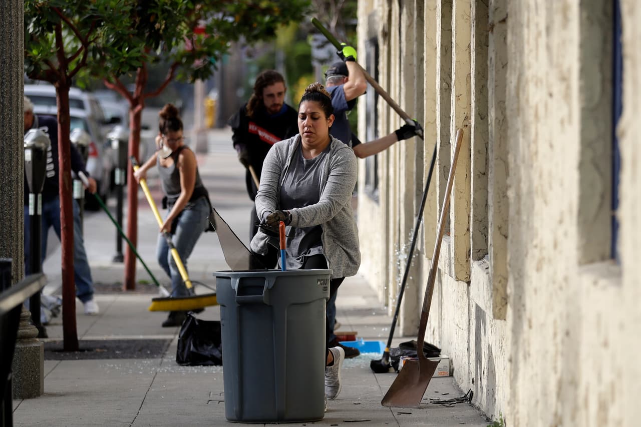 Trabajadores de limpieza la ciudad salieron a primeras horas de este domingo 31 de mayo, y al mismo tiempo cientos de vecinos se unieron con sus propias herramientas de limpieza para recuperar los espacios destruidos.