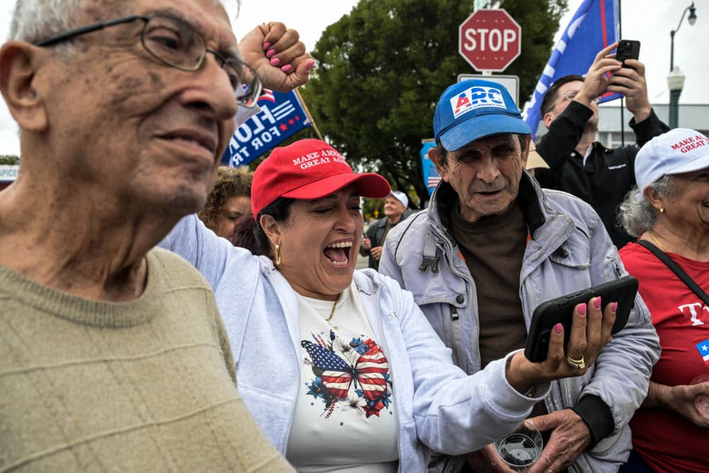 Este grupo de simpatizantes de Trump en Miami siguió la toma de posesión a través del celular.