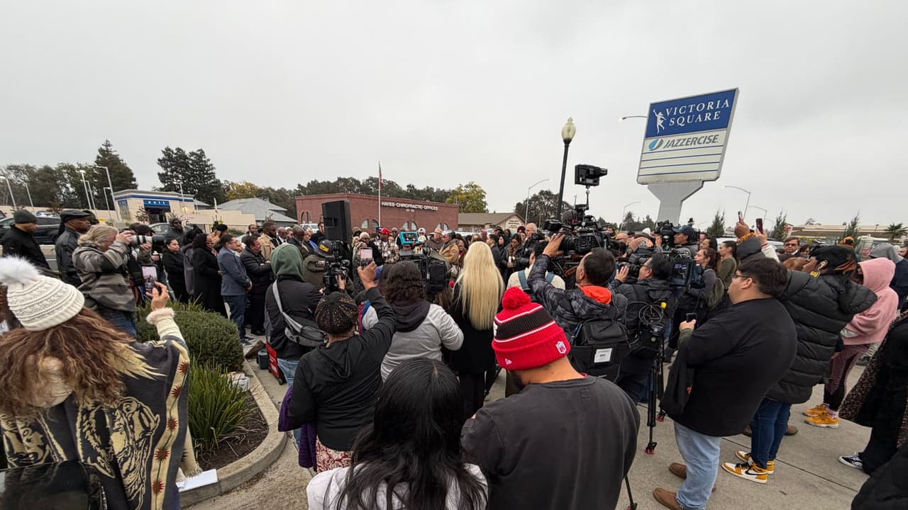 El tiroteo ocurrió la noche del sábado en la
<b>cuadra 1900 de la avenida Lucile</b>, donde un tirador abrió fuego en un salón de banquetes donde se llevaba a cabo una fiesta familiar.
<br>
<br>En total,
<b>11 personas resultaron heridas y cuatro murieron</b>, entre ellas tres menores de 8, 9 y 14 años. Las autoridades confirmaron que se trató de un ataque
<b>dirigido y premeditado</b> y pudieron haber participado varios agresores, de acuerdo con una conferencia realizada este domingo por la
<b>Oficina del Sheriff del Condado de San Joaquín.</b>