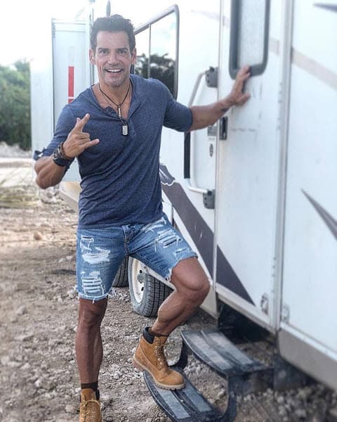 "Listos para otro día en @reto4elementos... ¡no se lo pierdan!", escribió al lado de esta imagen en su cuenta de Instagram.