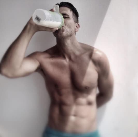 Ruiz explicó que es gracias a esta cirugía que se le pueden marcar mucho más los músculos: "Si solamente tiene un músculo muy planito, sin trabajo, pues se va a ver muy poco, pero si lo tiene trabajado se va a ver mucho más”.