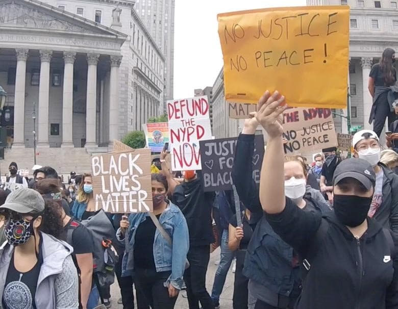 El movimiento 
<a href="https://www.univision.com/local/nueva-york-wxtv/defund-nypd-la-campana-que-pide-recortes-en-el-presupuesto-de-la-policia-de-nueva-york">"Defund the police"</a> buscaba que se implementaran reformas en el Departamento de Policía por el tratamiento que dicen tiene hacia las comunidades de color.