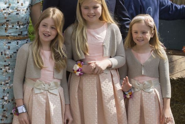 Catharina-Amalia es la hija del rey Willem Alexander y su esposa la reina Máxima. Willem ascendió al trono en 2013, luego de la abdicación del trono por parte de su madre, la reina Beatriz.La princesa de Orange, la mayor de tres hermanas, a sus 11 años va a un colegio público, practica judo, jockey, le encanta la actividad hípica y habla perfectamente holandés, español e ingles.Y aunque sus apariciones públicas por el momento son limitadas, sus papás se aseguran de incluirla en las actividades tradicionales y necesarias para su formación como futura reina.