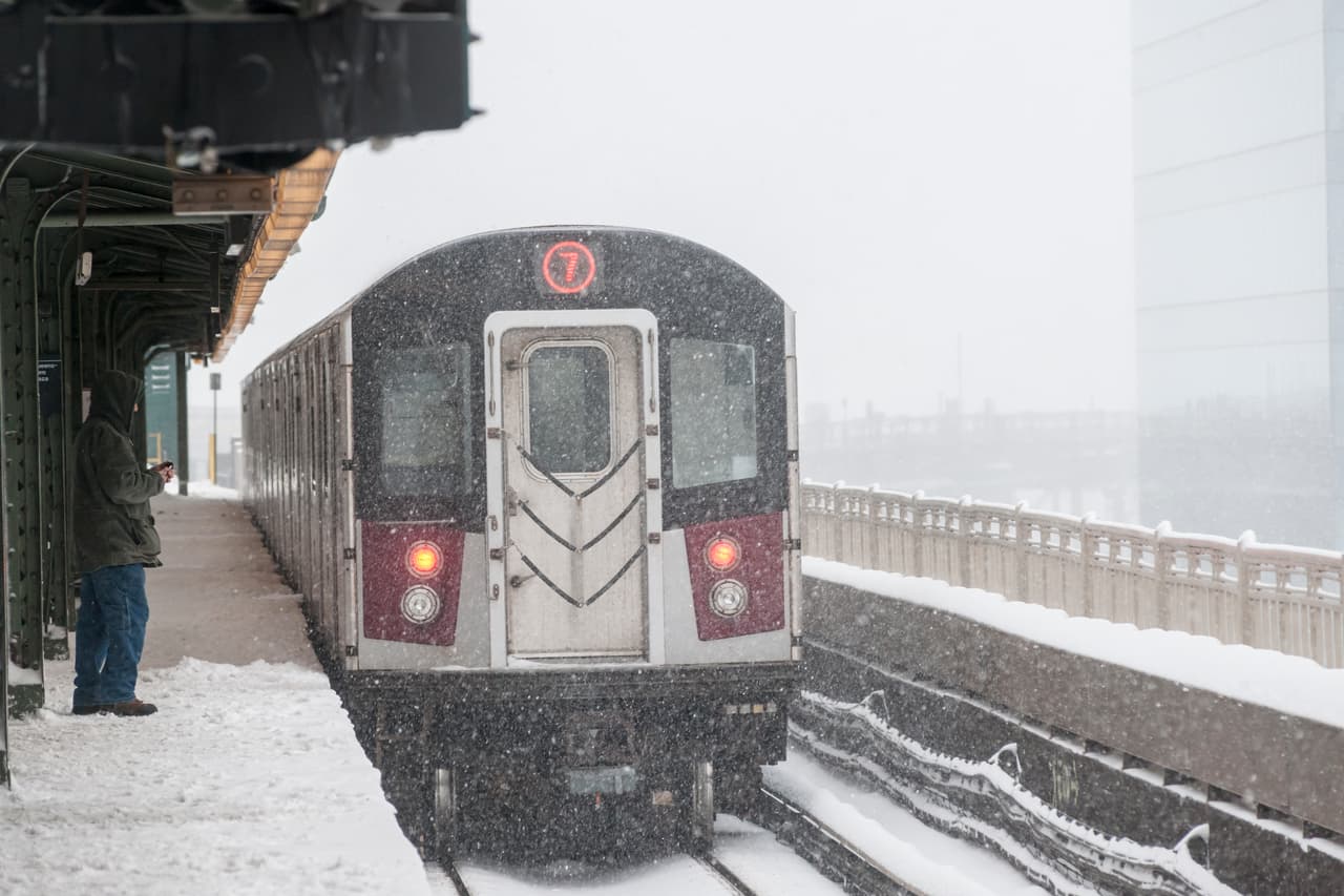 La MTA dispone de siete trenes para el deshielo impulsados por locomotoras diésel, de los cuales 6 son Redbirds.