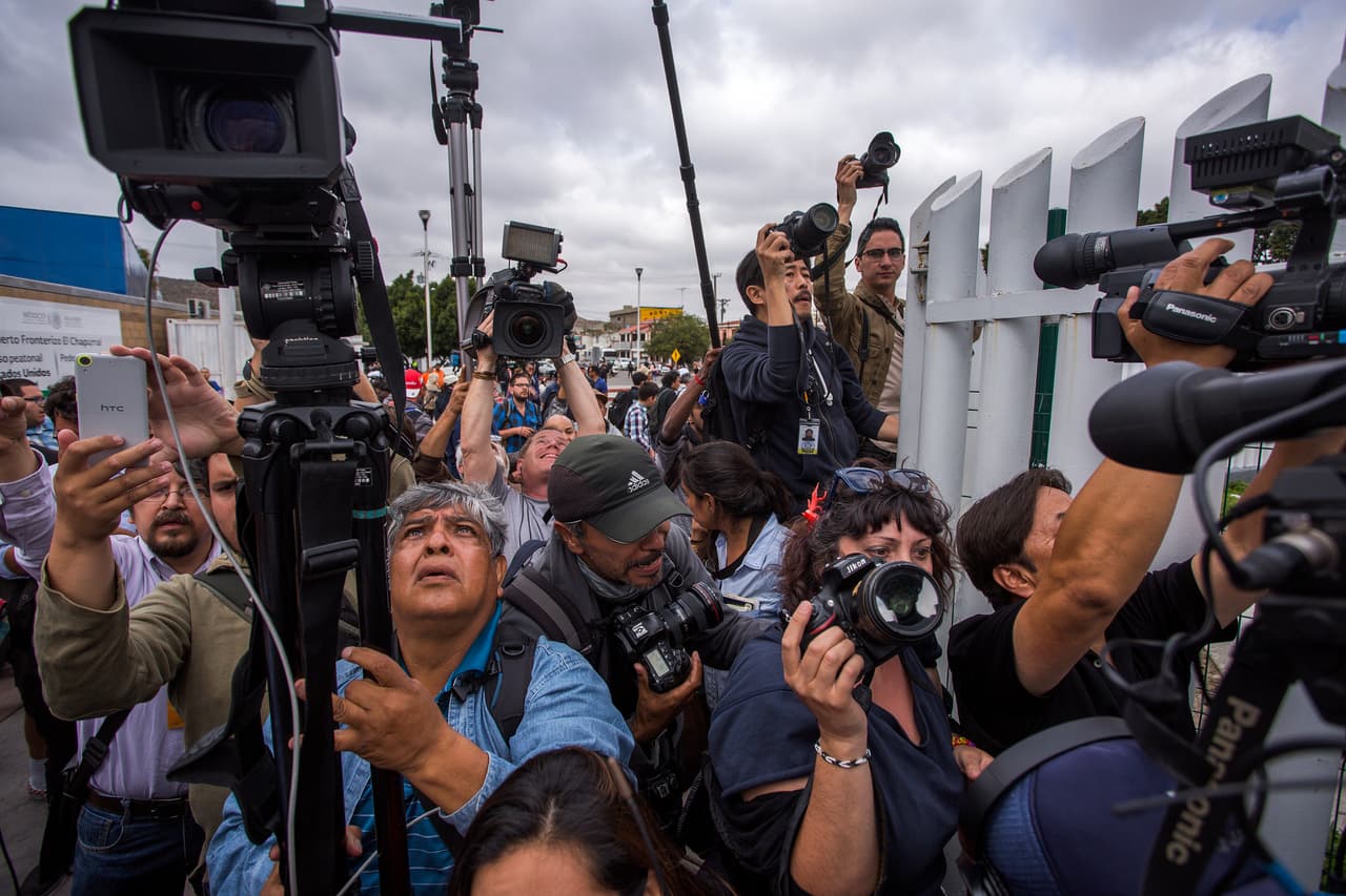 Investigan "espionaje" de la Patrulla Fronteriza a periodistas y abogados de la caravana migrante en Tijuana