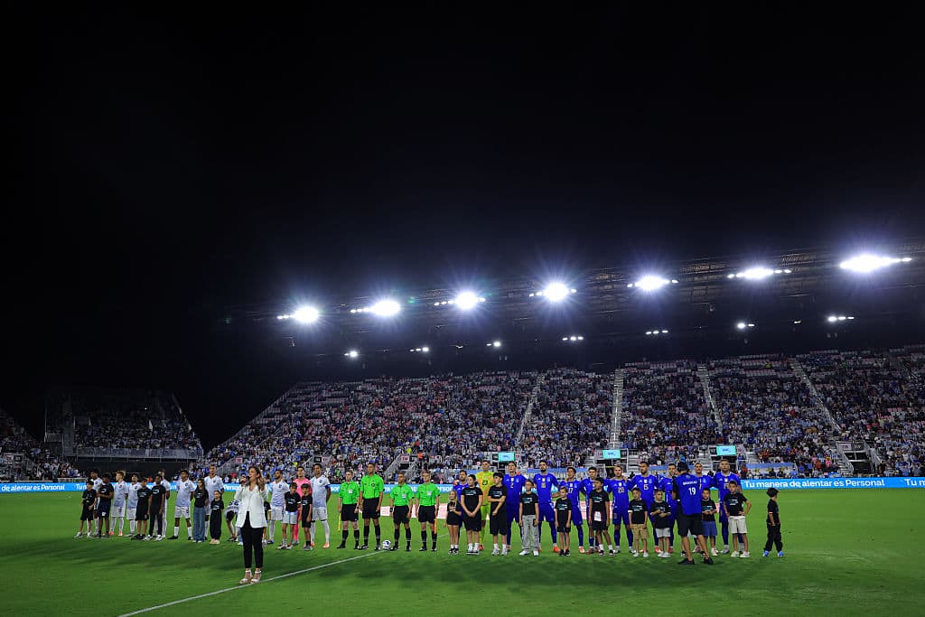 Este partido amistoso estaba pautado inicialmente para el 13 de octubre en el 
<b>Soldier Field de Chicago,</b> pero se pospuso y se cambió para
<b> </b>el 
<b>Chase Stadium,</b> hogar del 
<b>Inter Miami</b>, el equipo con el que juega 
<b>Messi en Estados Unidos</b>.