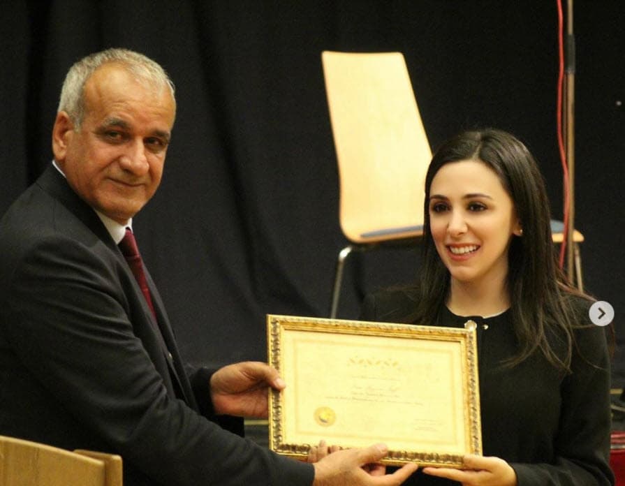 También tiene una Maestría en Artes de la Universidad de Harvard. Su principal interés es la Fundación Jaff, que está ubicada en 20 países y se centra en los derechos de los inmigrantes.
<br>