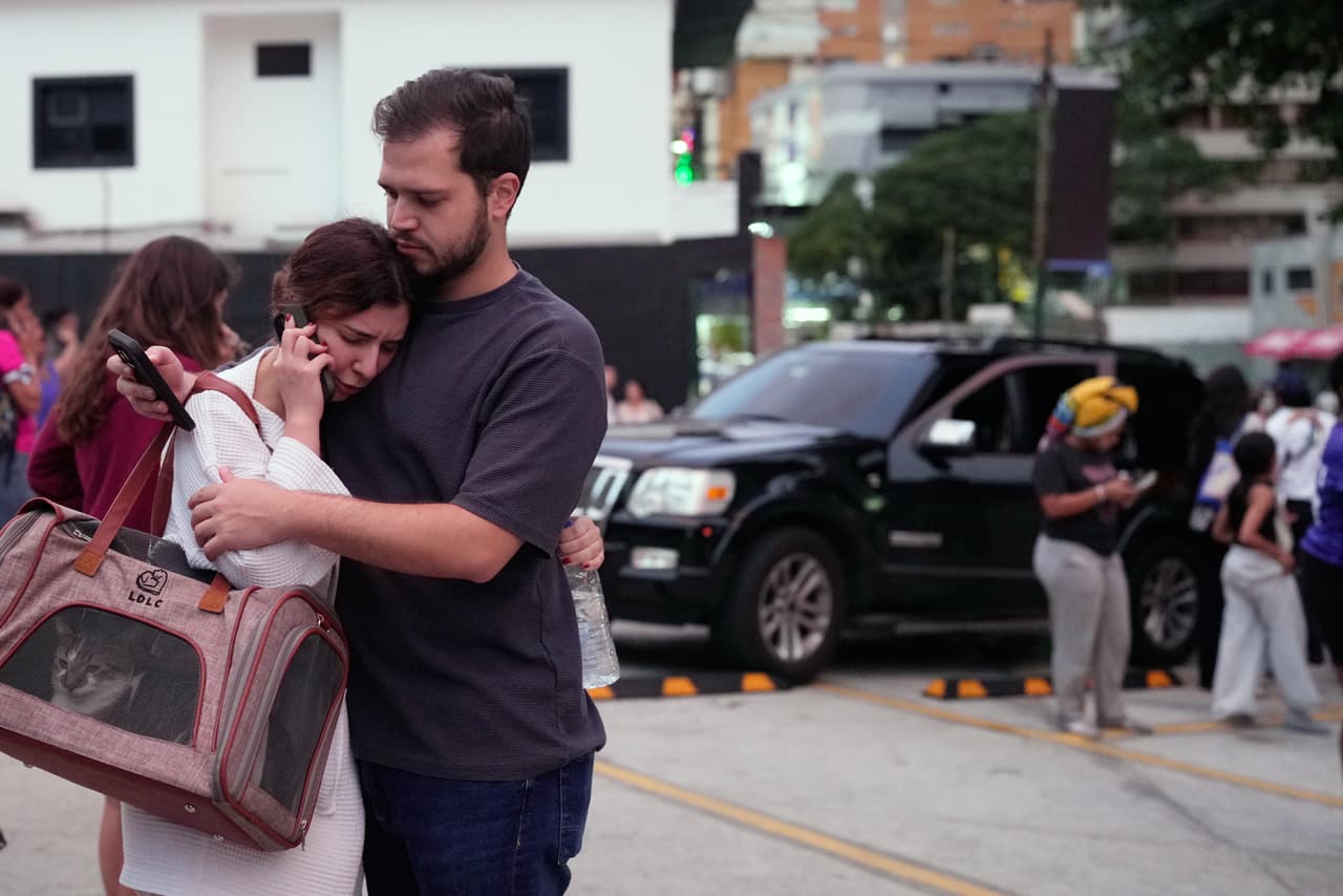 Personas se abrazan tras un terremoto en Caracas, Venezuela, el miércoles 24 de junio de 2026.