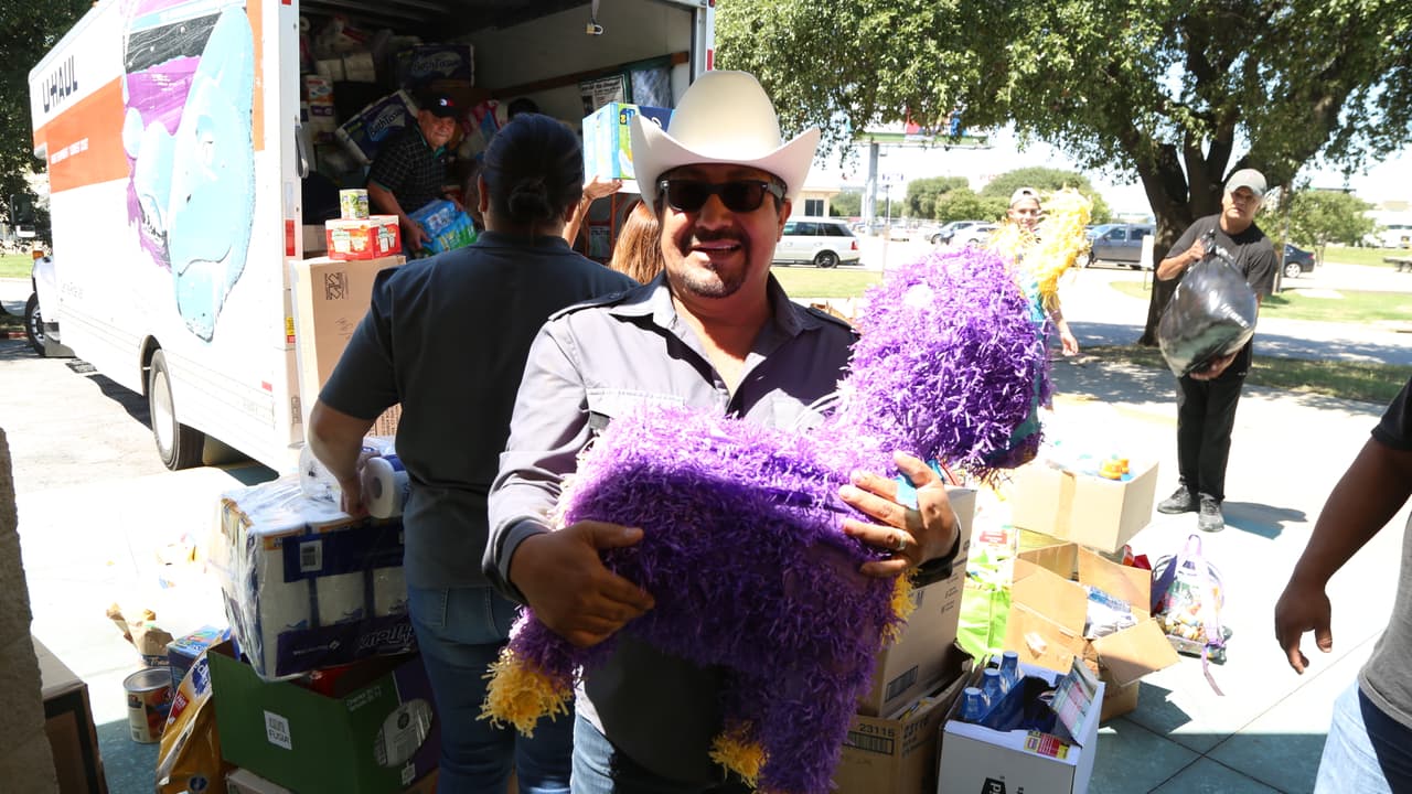 Así se cargo el camión con ayudas para los damnificados en Houston por radioescuchas y 'El Bueno, La Mala y El Feo'.