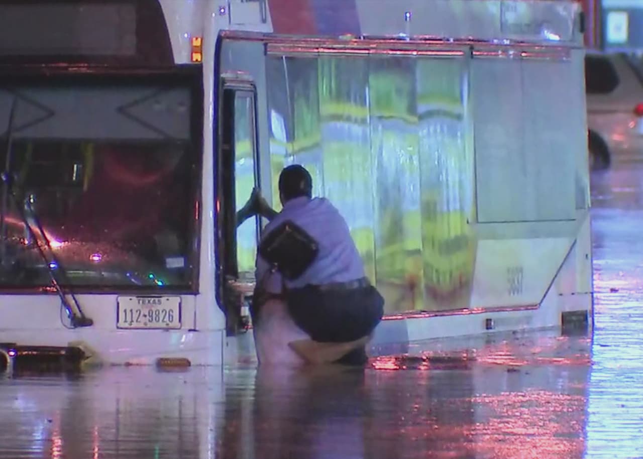 Un buen samaritano hispano ayuda a varios pasajeros y al conductor de un autobús de Metro que se quedó varado cerca a las calles Southwest Freeway y West Bellfort. (Foto cortesía de ABC13).