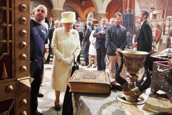 Aquí la vemos admirando algunos de los accesorios utilizados en la serie.