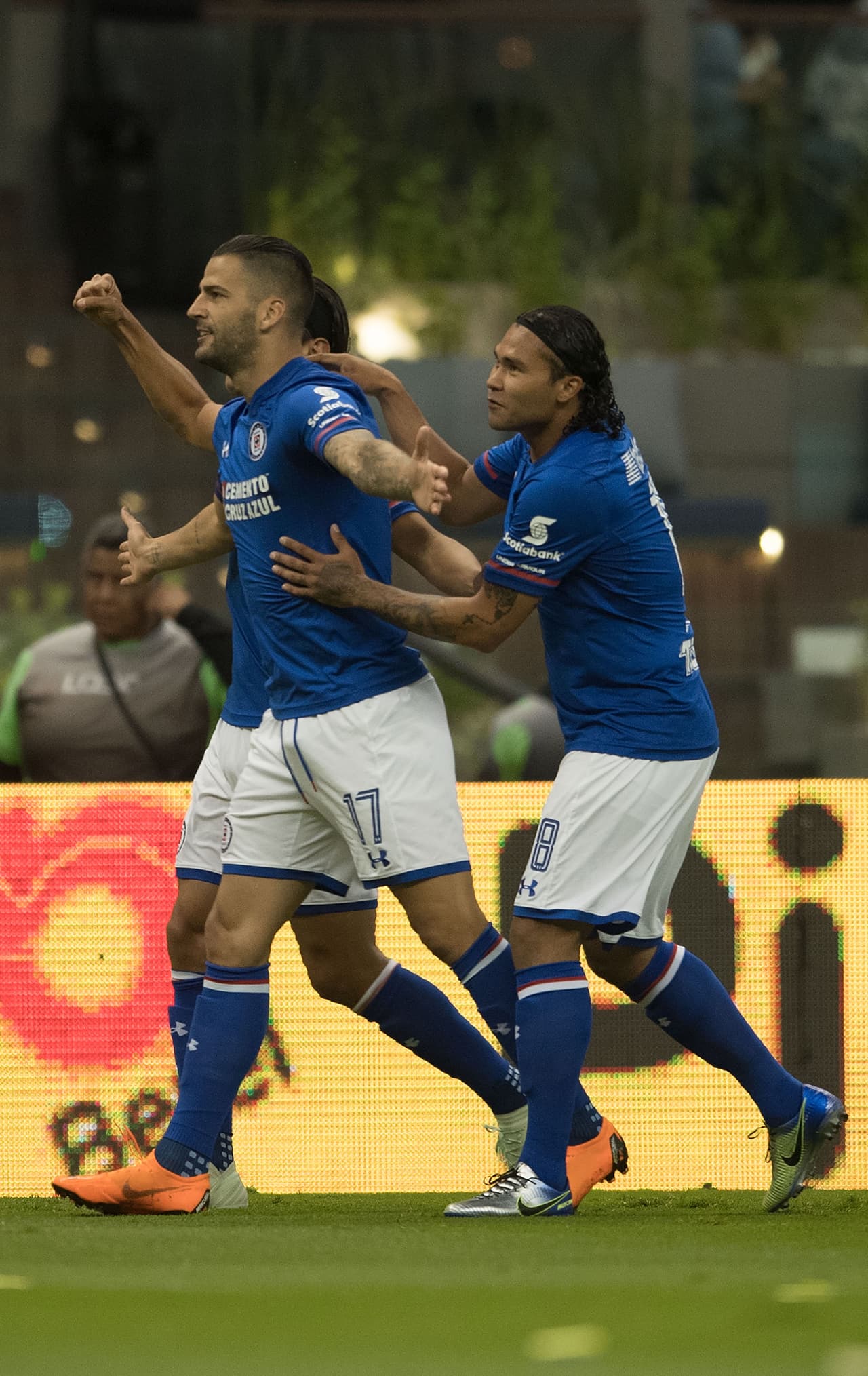 La 'Máquina' recuperó el balón y tras una gran jugada colectiva, Méndez definió de gran forma ante la salida de Marchesín.
