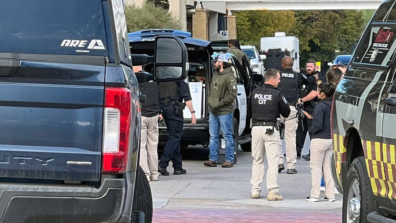 Agentes de la policía y de equipos de emergencia de Fort Worth llegan al Centro de Ciencias de la Salud de la Universidad del Norte de Texas después de que se activara una alerta de seguridad.