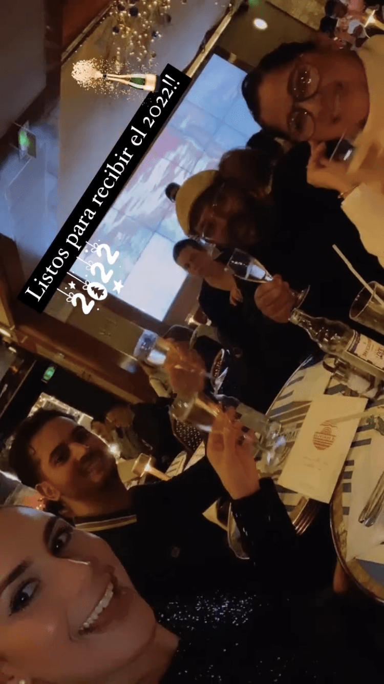 Al lado de su familia, celebró el inició del 2022, cenando y brindando.