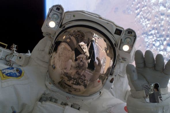 El 01 de agosto de 2005 el astronauta japonés Soichi Noguchi y el estadounidense Steve Robinson, realizaron una caminata de más de siete horas para desmontar uno de los cuatro giroscopios que tiene la Estación Espacial Internacional y que dejó de funcionar en 2002, e instalaron uno nuevo en el segmento estadounidense de la estación espacial.