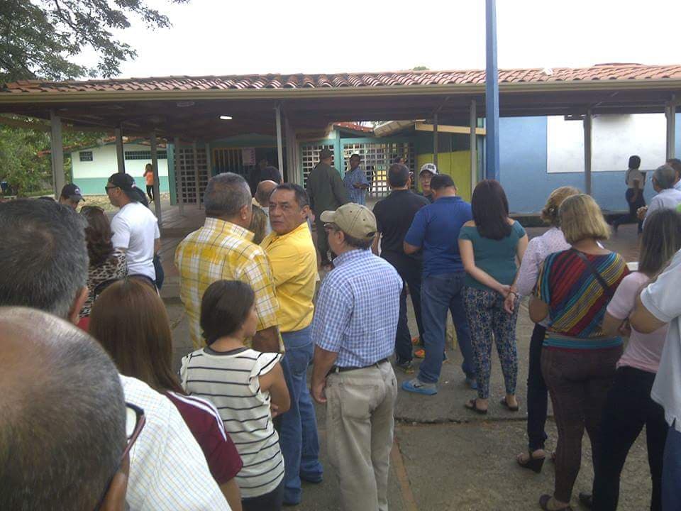 Venezolanos salen a votar con esperanza a pesar de condiciones favores al Chavismo