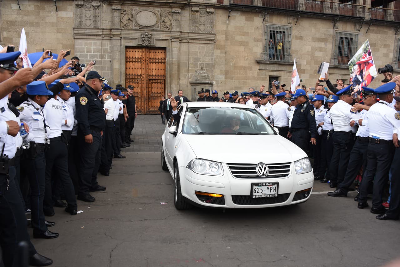 Durante su segundo día como presidente electo, el Volkswagen Clasico regresó a cubrir su actividad de transporte de Andrés Manuel López Obrador hasta llevarlo a
<b>su primera reunión oficial </b>con el todavía presidente Enrique Peña Nieto en Palacio Nacional.