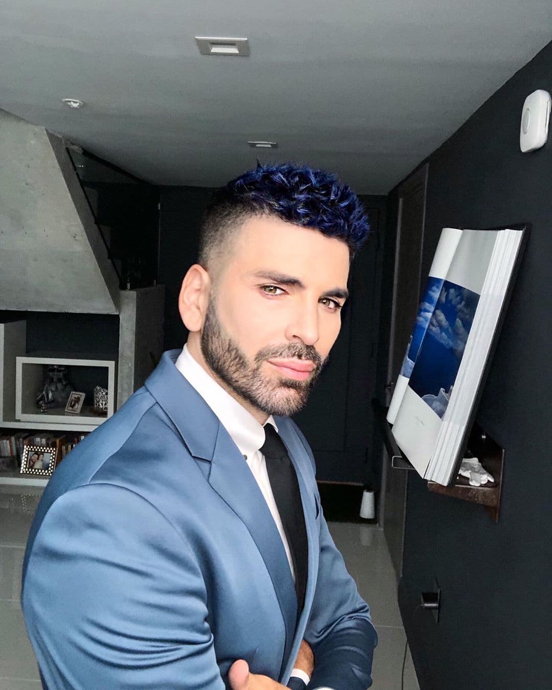 El experto en moda también probó con 
<a href="https://www.univision.com/shows/el-gordo-y-la-flaca/jomari-goyso-muestra-nuevo-look-y-recordamos-los-tonos-por-los-que-ha-pasado-su-cabello-fotos">diversos looks</a> antes de elegir el indicado para la noche de la premiación.