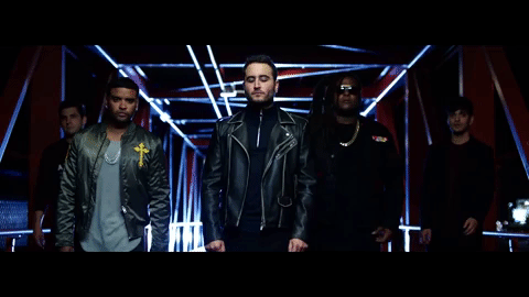 Ajenos totalmente a su estilo romántico, el trío Reik incursionó en este género con 'Que gano olvidándote', en la cual colaboraron con los reggaetoneros Zion y Lenox. La melodía, en su versión pop está incluída en el disco 'Desamor', sin embargo fue la versión reggaeton la que se lanzó como sencillo en 2016.