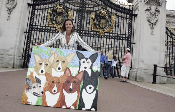 La muerte de Willow marca el final de una larga tradición y relación entre estas mascotas y la monarquía inglesa. En esta foto de julio de 2006, la artista Cindy Lass presume una pintura de los corgis comisionada por la Reina.